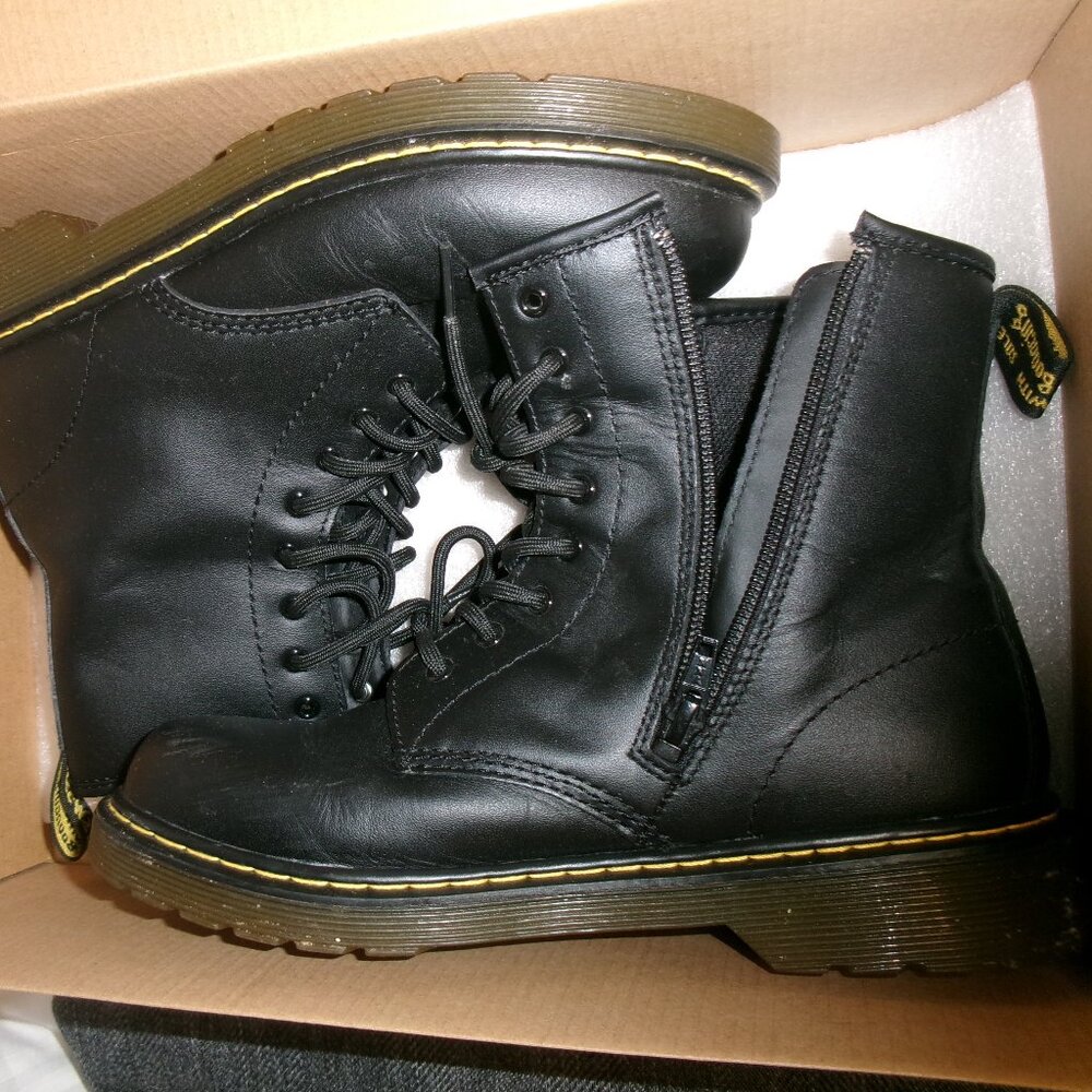 DR. MARTENS DELANEY YOUTH BOOTS
